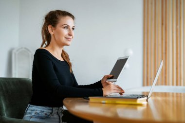 İş birliği içinde yönetici çalışma ofisi. Tasarımcı internette bir aletle sörf yapıyor. Finansör müşterilerin e-postalarına cevap verir. Ev işyerinde serbest çalışan bir kadının portresi..