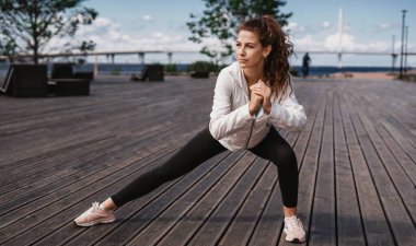 Kadın egzersizleri ve koşular. Profesyonel koç bir mesafe maratonu için hazırlanıyor. Şehirde fitness kardiyo çalışması var. Sağlık ve yaşam tarzı. Akıllı saat kalp atış hızı ölçümü.