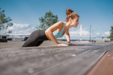 Sağlık ve yaşam tarzı. Egzersiz yapan ve koşan bir kadının portresi. Akıllı saat kalp atış hızı ölçümü. Antrenör bir mesafe maratonudur. Şehirde fitness kardiyo çalışması var..