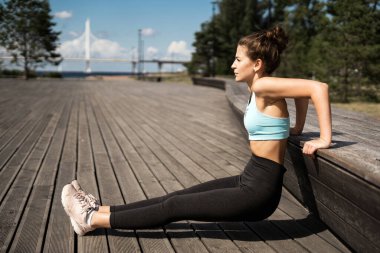 Sağlıklı yaşam tarzı, antrenör egzersiz yapar. Kendine güvenen kadın fitness kenti seti. Atletik vücut, rahat koşu kıyafetleri..