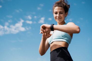 Sporcu sağlıklı bir yaşam sürüyor ve saatindeki kalorileri takip ediyor.. 