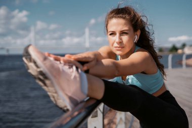 Profesyonel koç bir mesafe maratonu için hazırlanıyor. Şehirde fitness kardiyo çalışması var. Sağlık ve yaşam tarzı. Akıllı saat kalp atış hızı ölçümü. Kadın egzersizleri ve koşular.