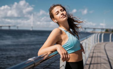 Bir kadın antrenmana ara verir. Sokakta egzersiz koçu, sağlıklı bir yaşam tarzı. Sokakta koşan sporcu kadın.