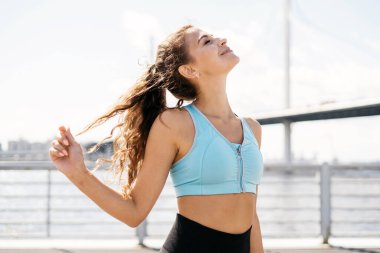 Sporcu en sevdiği işi yapıyor, sağlık için aktif olan egzersizleri. Sokakta spor yapan bir kadın koçun portresi..