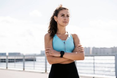 Kilo vermek için kardiyo eğitimi. Sporcunun sağlıklı bir yaşam tarzı var. Antrenör akıllı bir saatin nabzını sayar. Kadınlar için spor ve giysi. Şehirde fitness molası.