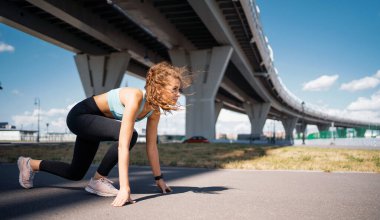 Sporcu en sevdiği çalışma egzersizlerini sağlık için yapar. Dinlenmek için bir mola. Kadın bir koç sokakta spor yapıyor. Elimde akıllı bir saat var..