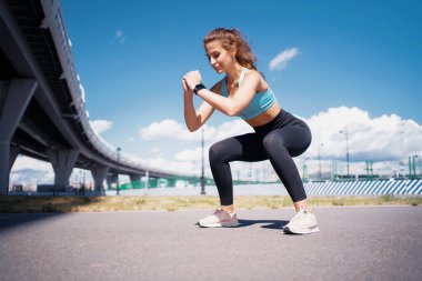 Araba şehirde caddede antrenman yapar. Atlet koşuya hazırlanıyor, vücudunu ısıtmaya çalışıyor. Kendine güvenen esmer bir kadın sağlıklı bir hayat sürüyor..