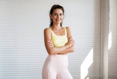 Sağlıklı bir jimnastik ve zayıf bir vücut. Vücut için egzersiz yapan bir eğitmenin portresi. Bir kadın kulüpte aerobik yapıyor. Fitness esneme.