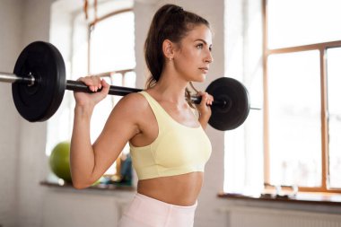 Antrenman için rahat dar giysiler. İnce beden kardiyo dersleri. Bir fitness eğitmeni egzersiz yapar. Sportif bir kadın ve sağlıklı bir yaşam tarzı..