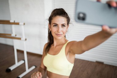 Sporcu kadın aktif fiziksel aktivite, pilates. Sağlıklı yaşam tarzı fitness eğitmeni. Bir kadın spor salonunda egzersiz yapıyor..
