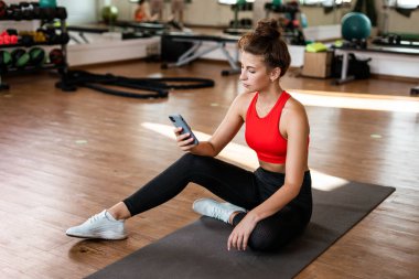 Antrenmandan önce mindere ara veren bir atlet koçunun portresi..