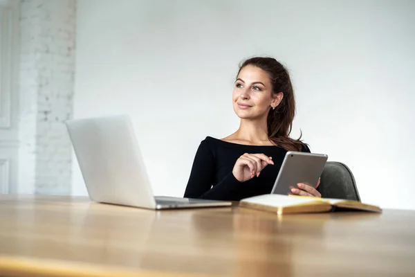 Trabalhar Num Computador Remotamente Estudante Aprende Lições Online Designer Navegar — Fotografia de Stock