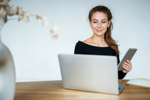 Ev işyerinde serbest çalışan bir kadının portresi. İş birliği içinde yönetici çalışma ofisi. Tasarımcı internette bir aletle sörf yapıyor. Finansör müşterilerin e-postalarına cevap verir.
