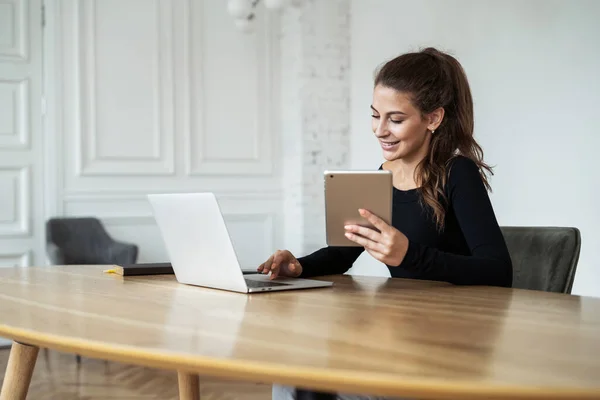 Responde Los Clientes Por Correo Electrónico Una Mujer Está Sentada —  Fotos de Stock