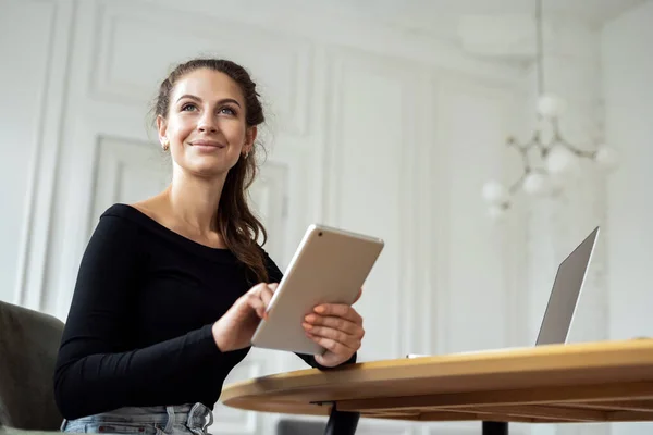 Designer Surfen Internet Eine Frau Büro Hause Arbeiten Einem Computer — Stockfoto