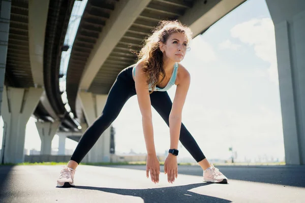 Träning Stretching Musklerna För Fitness Aktiva Idrottaren Löpare Som Leder — Stockfoto
