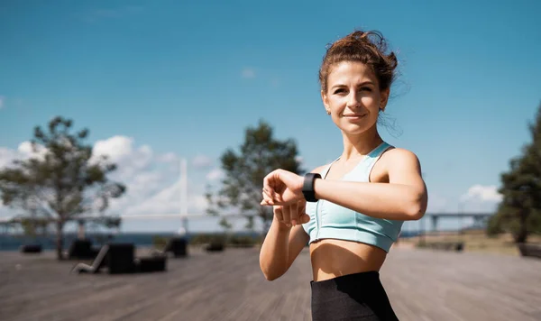 Räknar Kalorier Smart Klocka Kvinnlig Tränare Idrottar Gatan Idrottaren Gör — Stockfoto