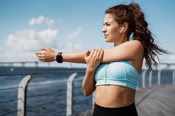 Tränaren Engagerad Fitness Gatan Smart Klocka Handen För Kaloriräkning Sportig — Stockfoto