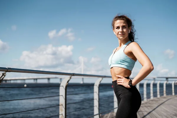 Tränare Gatan Självsäker Kvinna Tränar Idrottsman Bekväma Sportkläder Utomhus Fitness — Stockfoto