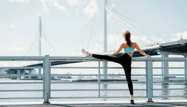 Fitness Siffra Kvinna Tränar Gatan Staden Stark Självsäker Idrottsman Löpare — Stockfoto