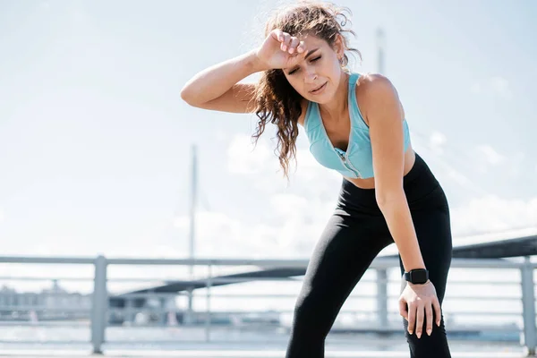 Tränaren Räknar Pulsen Smart Klocka Sport Och Kläder För Kvinnor — Stockfoto