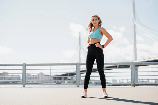 Hälsosam Livsstil Idrottsaktiviteter Staden Tränaren Engagerad Fitness Gatan Smart Klocka — Stockfoto