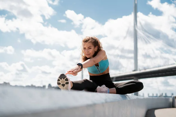 Kvinna Tränar Stretching Idrottsman Sportkläder Utomhus Fitness Staden Tränare Gatan — Stockfoto