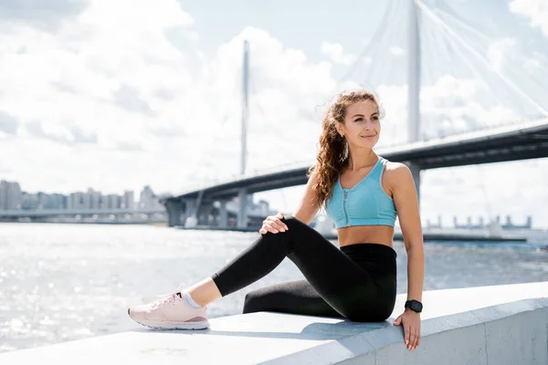 Kvinna Leder Hälsosam Livsstil Tränaren Räknar Pulsen Smart Klocka Fitness — Stockfoto