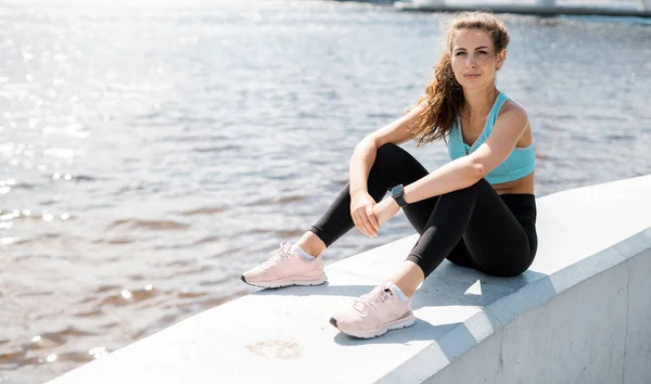 Bryt Och Bekväma Löparkläder Tränaren Gör Övningar Stark Kvinna Fitness — Stockfoto