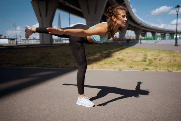 Žena Zacvičí Sportovec Sportovním Oblečení Venkovní Fitness Městě Trenérská Cvičení — Stock fotografie
