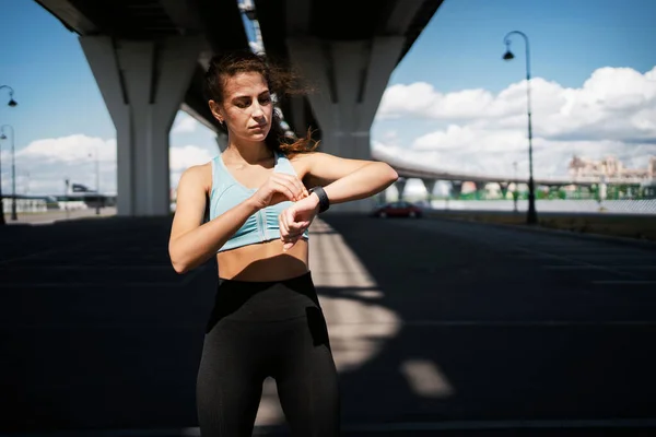 Trenér Počítání Kalorií Podívá Chytráka Sport Oblečení Pro Ženy Fitness — Stock fotografie