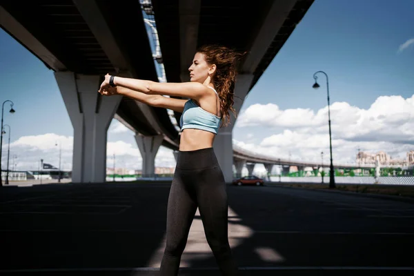职业训练员在训练前做热身运动 运动员过着健康的生活 有氧运动训练减肥 妇女的运动和服装 城市的健康情况 — 图库照片