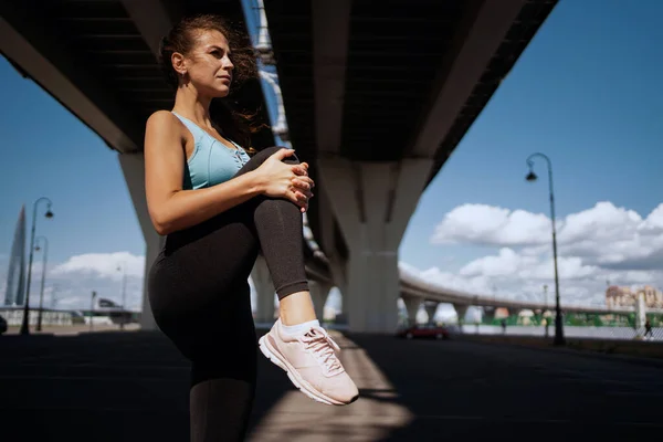 穿着舒适运动服的运动员 市里的户外健身设施 教练在街上练习 健康的生活方式一个自信的女人做运动 — 图库照片