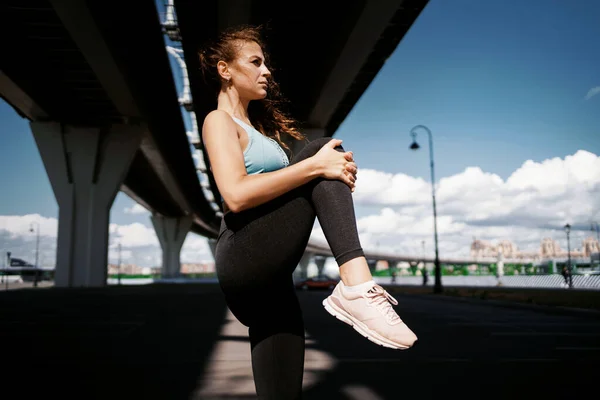 运动员过着健康的生活 有氧运动训练减肥 妇女的运动和服装 城市的健康 职业训练员在训练前做热身运动 — 图库照片