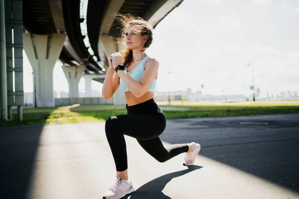 有氧运动训练减肥 妇女的运动服 城市的健康 职业训练员在训练前做热身运动 运动员过着健康的生活 — 图库照片