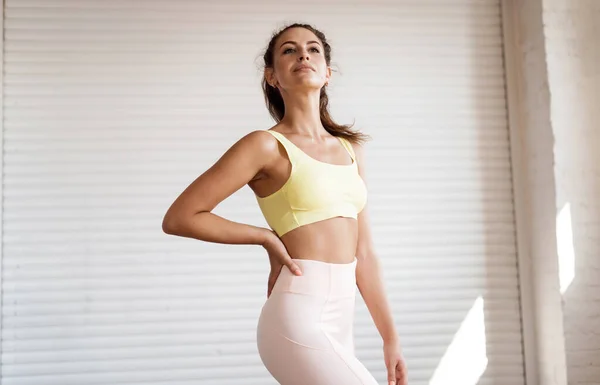 Slim Figur Hjärt Klasser Självsäker Kvinna Och Hälsosam Livsstil Fitnesstränare — Stockfoto