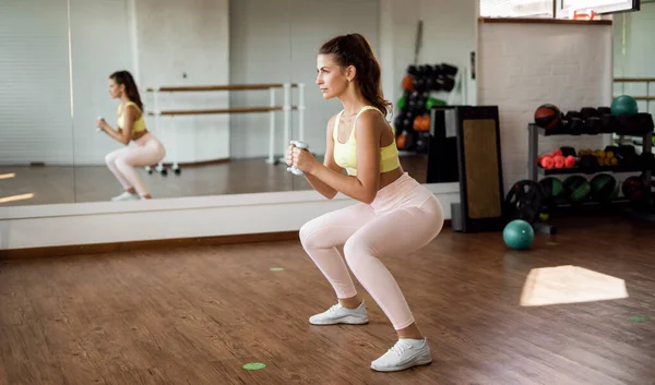 健身教练做运动 一个运动的女人和健康的生活方式 舒适的紧身衣服用于训练 健美操课 — 图库照片