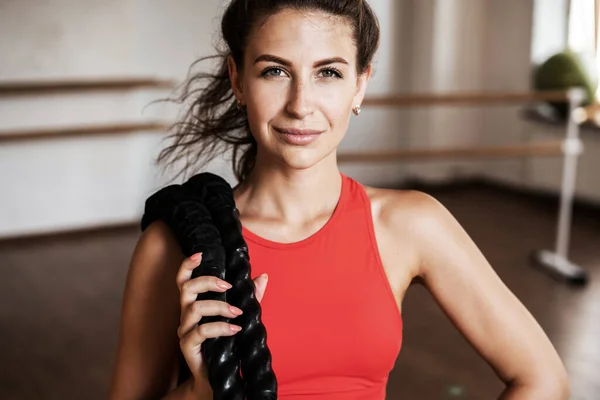 教练为身体做运动的肖像 健康的生活方式 体操和苗条的身材 手头有健身设备 女人在俱乐部里做有氧运动 — 图库照片