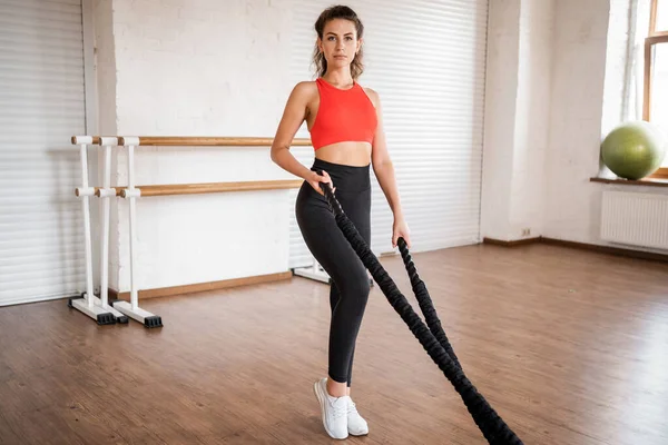 健康的生活方式 体操和苗条的身材 一个女人在俱乐部里做有氧运动 教练为身体做运动 — 图库照片