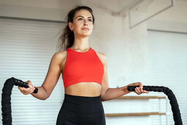 健康的生活方式健身教练 女运动员体育活动普拉提 一个女人在体育馆里做有氧运动 — 图库照片