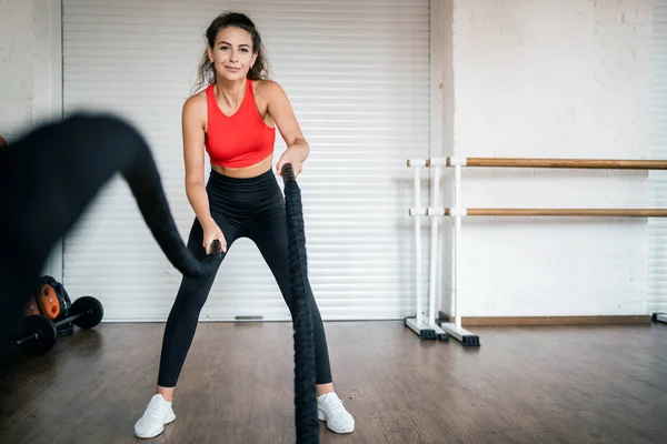 一个自信的女人在俱乐部里做运动 教练和最喜欢的工作在健身室 健康的生活方式和力量训练 运动紧身衣 — 图库照片