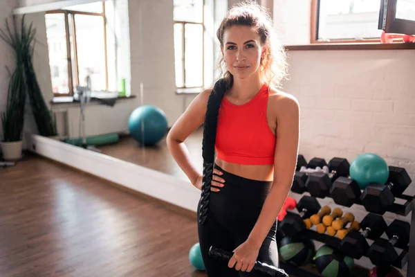 教练和工作在健身室 健康的生活方式和力量训练 使用设备 一个自信的女人在俱乐部里做运动 — 图库照片
