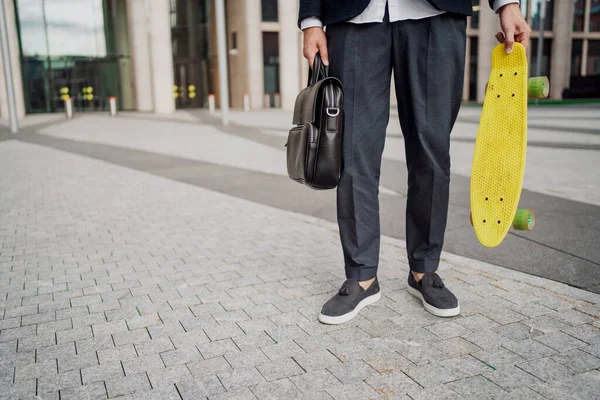 Bankéř Obleku Manažer Jede Skateboardu Spěchá Schůzku Mužský Ekonom Jezdí — Stock fotografie