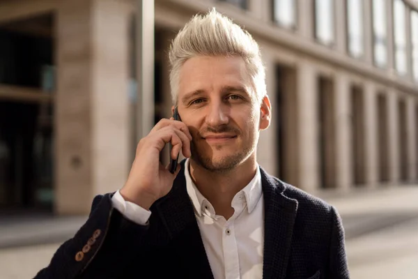 Ein Mann Kommuniziert Mit Kunden Auf Einem Gerät Ein Unternehmer — Stockfoto