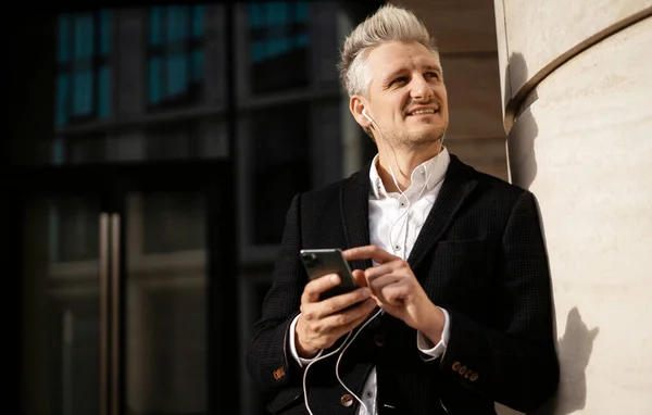Manager Surfen Internet Auf Ihrem Handy Ein Geschäftsmann Hat Eilig — Stockfoto