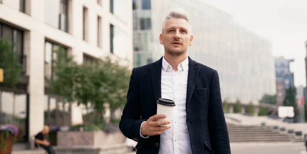 Ein Erwachsener Männlicher Manager Europäischen Aussehens Ist Grauhaarig Trägt Kaffee — Stockfoto