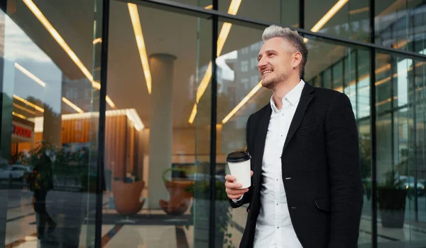 Ein Jurastudent Geht Mit Einer Tasse Kaffee Ins Büro Der — Stockfoto