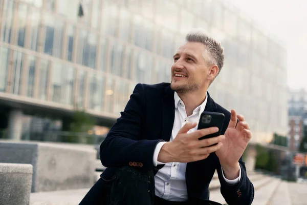 Ein Erwachsener Männlicher Manager Von Europäischem Aussehen Ist Grauhaarig Und — Stockfoto