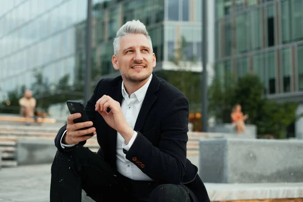 Der Manager Schreibt Dem Kunden Eine Antwort Mail Ein Geschäftsmann — Stockfoto