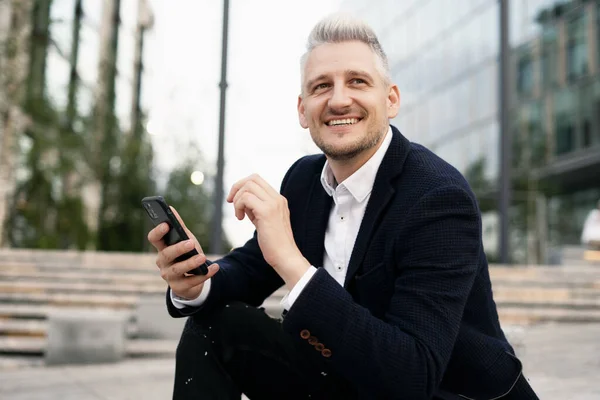 Ein Geschäftsmann Trägt Eine Stylische Jacke Der Anwalt Kommuniziert Telefon — Stockfoto